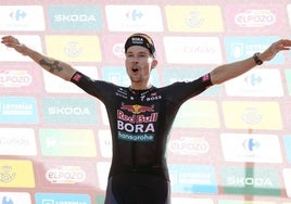 Primo Roglic en el podio de la octava etapa de La Vuelta a España.