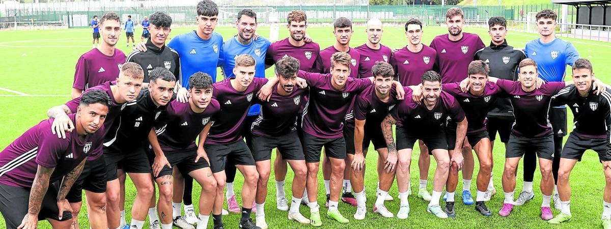 Jugadores del Sestao posan para la foto de familia antes de abrir la liga mañana ante el Unionistas.