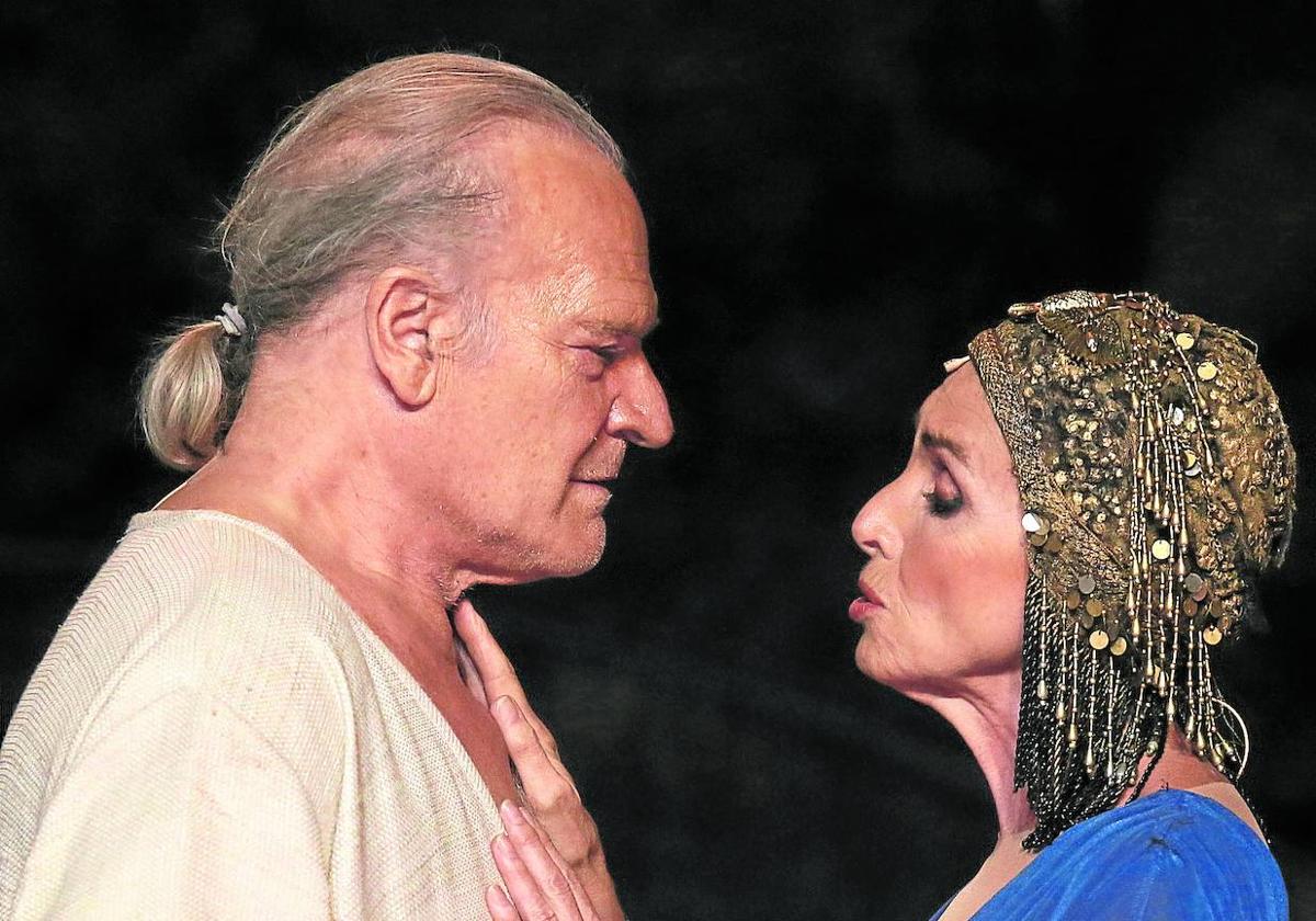 Lluís Homar y Ana Belén, en el montaje de 'Antonio y Cleopatra' producido por la Compañía Nacional de Teatro Clásico.