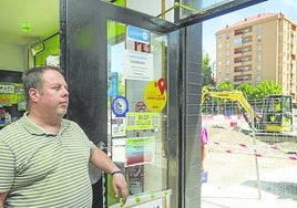 Las obras llaman a la puerta de la librería de Héctor García.