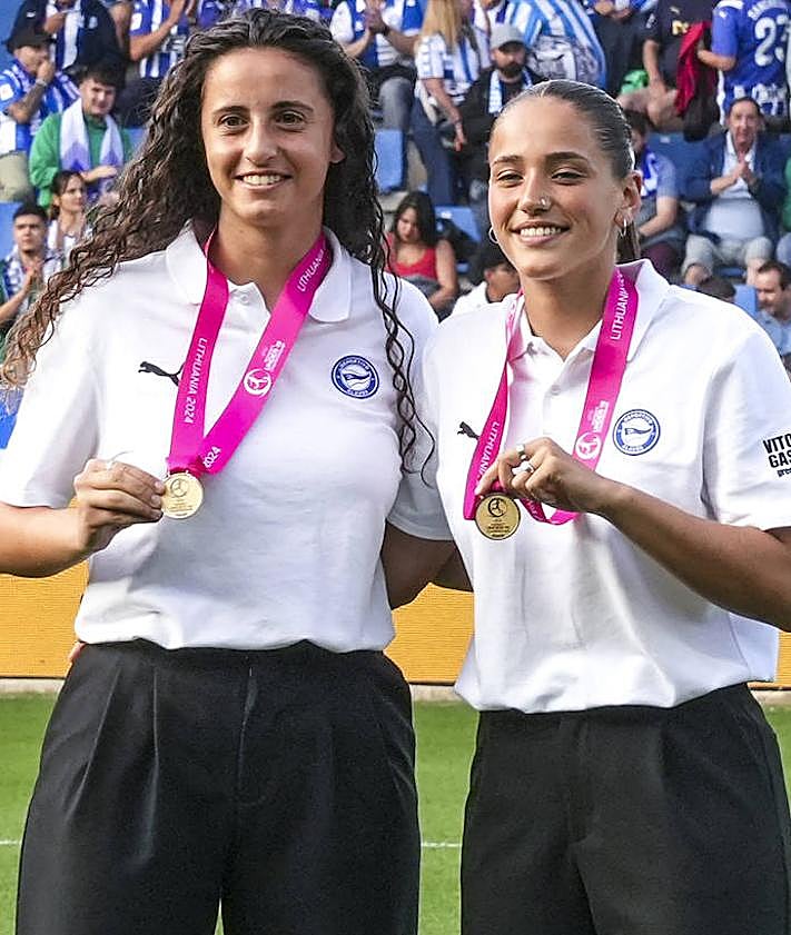 Imagen secundaria 2 - Familiares de Fermín Rodríguez, trabajador del club fallecido hace unas semanas. Aficionados del Betis entran escoltados. Jimena Vicario y Raquel Gil, jugadoras de las Gloriosas y campeonas de Europa sub-19. 