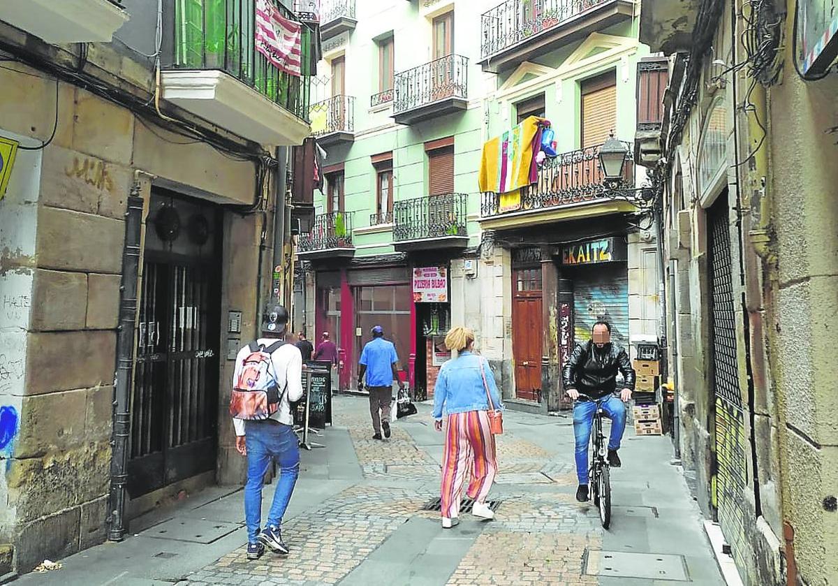 Ambos sucesos se han registrado en el entorno de Iturribide y plaza Unamuno, en el Casco Viejo.