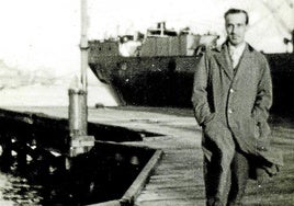 Gerardo Diego en el muelle de Santander, en una imagen de los años 30.