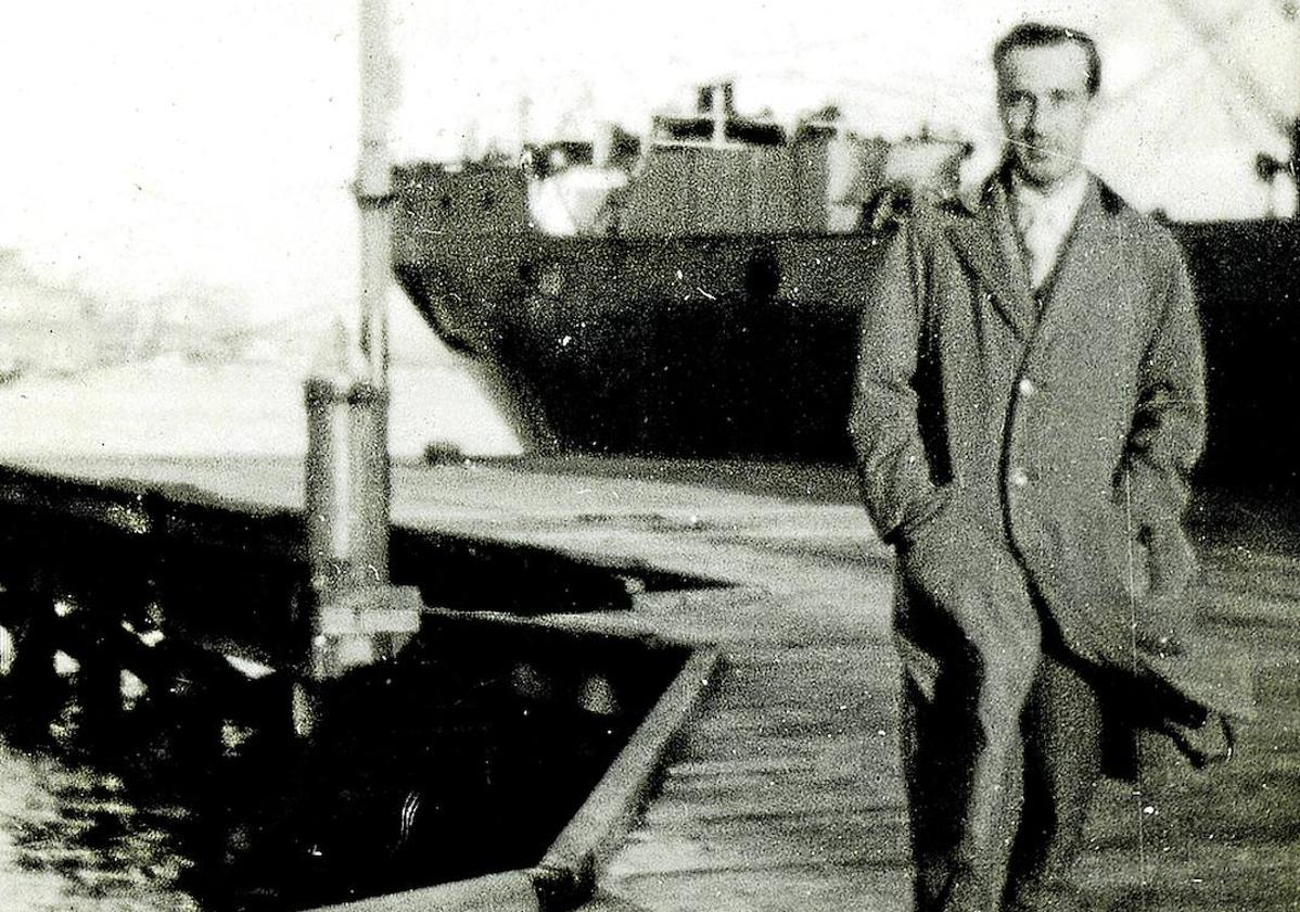 Gerardo Diego en el muelle de Santander, en una imagen de los años 30.