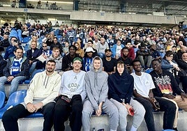 Varios jugadores de la plantilla azulgrana se han acercado este domingo a Mendizorroza.