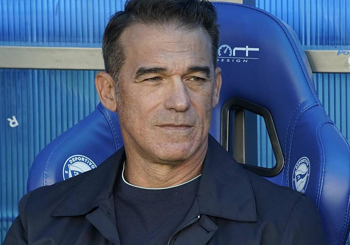 Luis García, ante el Betis.