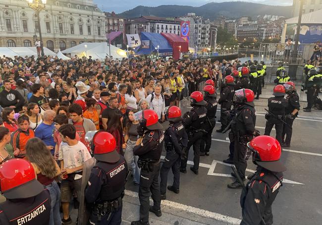 lLa Brigada Móvil de la Ertzaintza ha acudido al puente del Arriaga.