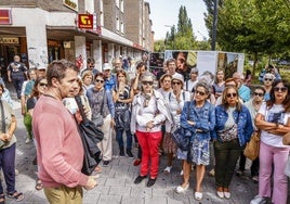 Bernat Amagué explica sus imágenes en una visita guiada