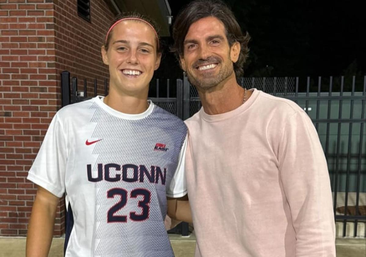 Naia Ocio, con su padre, en su debut con su nuevo equipo estadounidense.