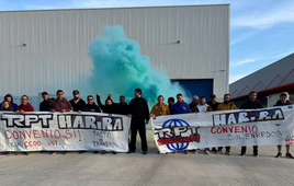 Los trabajadores huelguistas, esta mañana en la sede de Nanclares