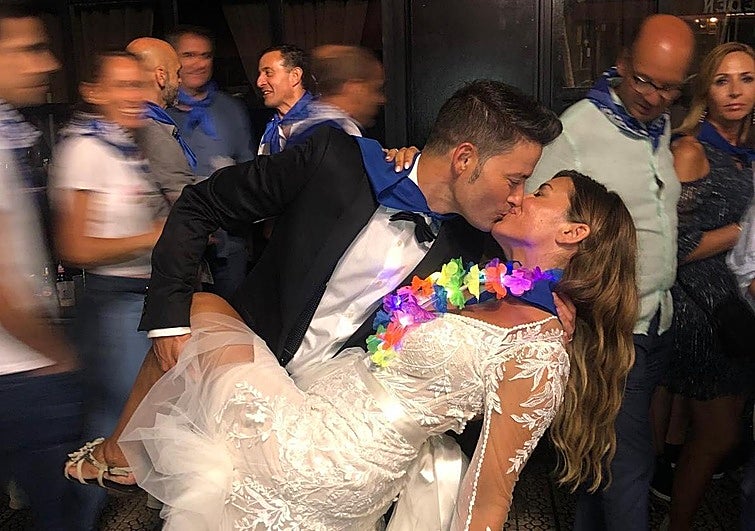 Inés y Natxo se conocieron en Aste Nagusia y se casaron este sábado con «fiestón» en las txosnas.