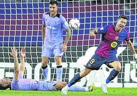 Lewandowski celebra su gol, el segundo del Barcelona, con Yeray lamentándose en el suelo y Yuri frustrado por la jugada.