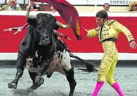 Hechuras. Robleño traza un pase de pecho al segundo de la tarde.