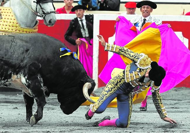 Susto. Garrido perdió el pie en su primer toro y propició los primeros gritos de la tarde.