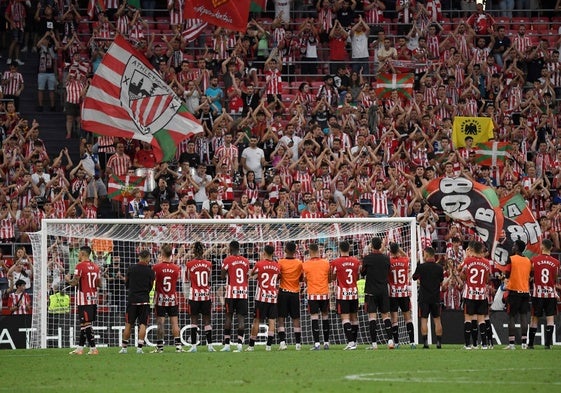 Jugadores del Athletic ante la Grada Popular al concluir el partido ante el Getafe.