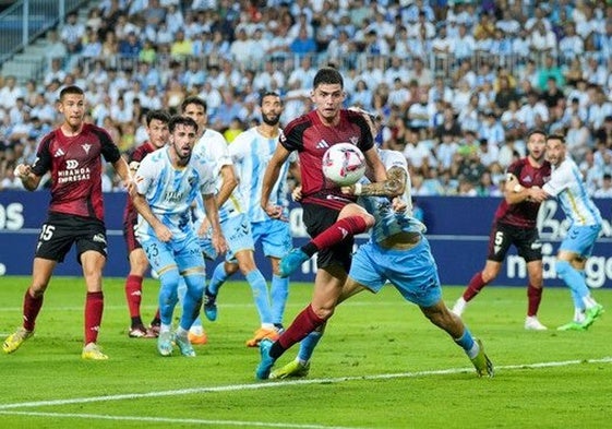 Joaquín Panichelli trata de controlar un balón en su partido frente al Málaga.