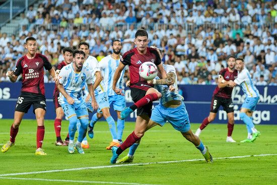 Joaquín Panichelli trata de controlar un balón en su partido frente al Málaga.