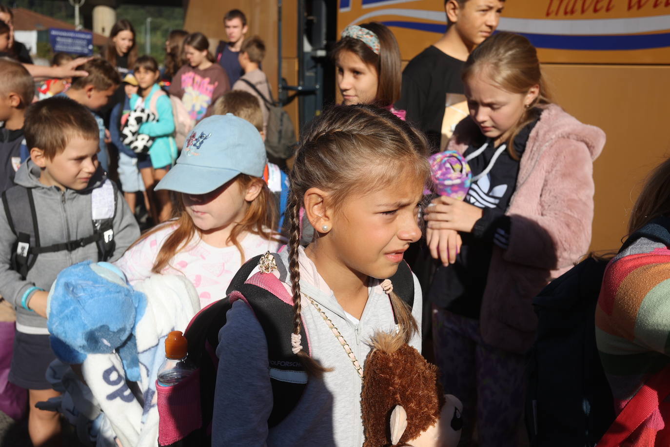 Lágrimas y emoción desbordadas en la despedida de los niños de Ucrania