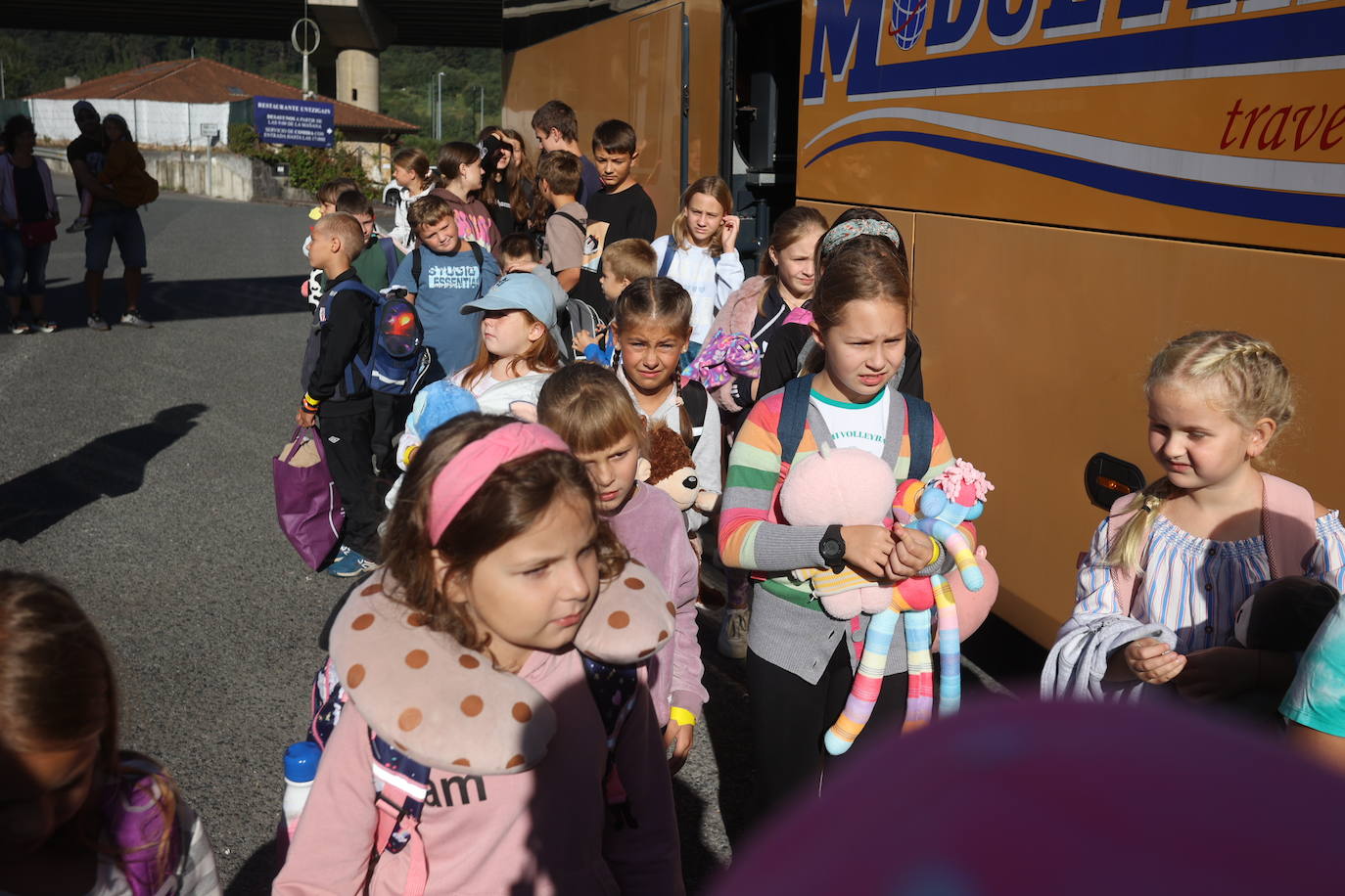 Lágrimas y emoción desbordadas en la despedida de los niños de Ucrania