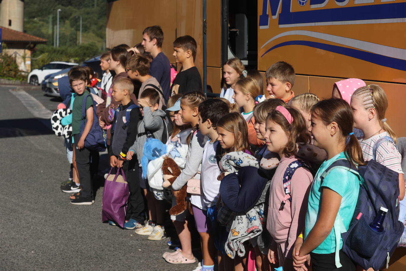 Lágrimas y emoción desbordadas en la despedida de los niños de Ucrania