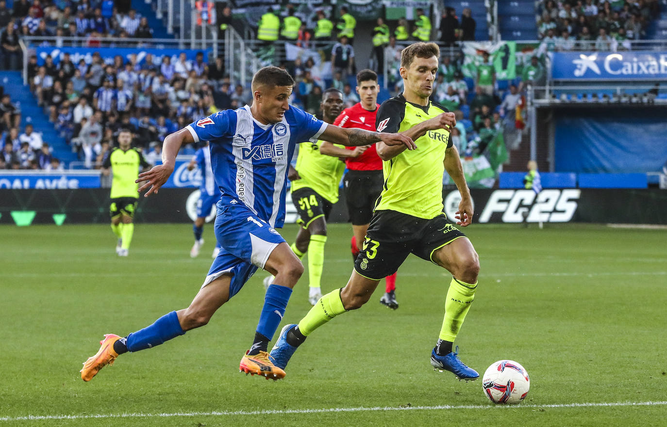Luis García Plaza da instrucciones a sus jugadores en un entrenamiento.