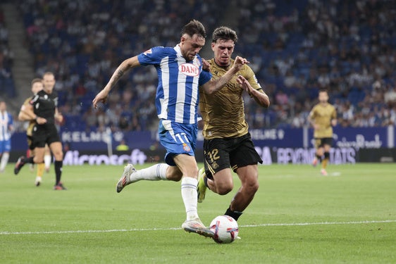 Javi López persigue al jugador del Espanyol Jofre.