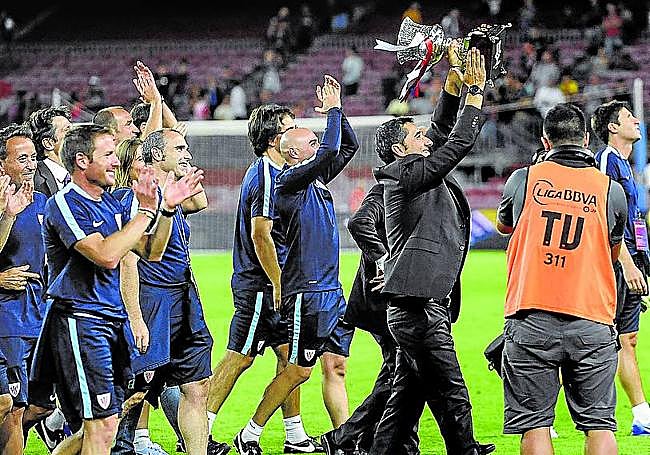 Valverde saluda a los aficionados tras conquistar la Supercopa.