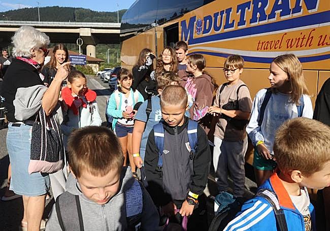 Los pequeños antes de subir al autobús.