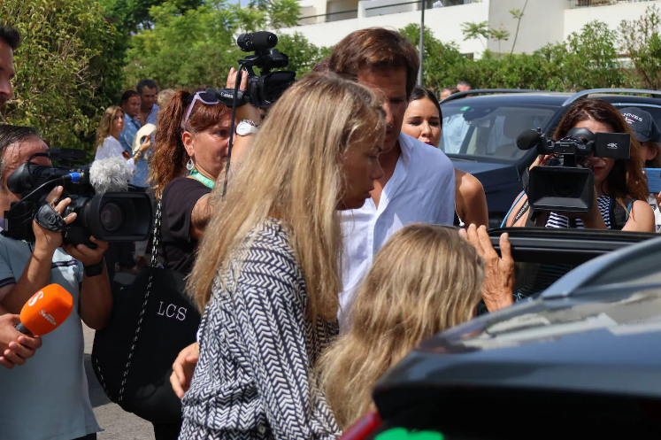 Carla Goyanes desolada por la muerte de su hermana Caritina Goyanes.