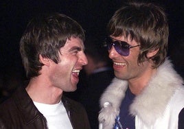 Noel y Liam Gallagher, en una entrega de premios en Londres en 2001.