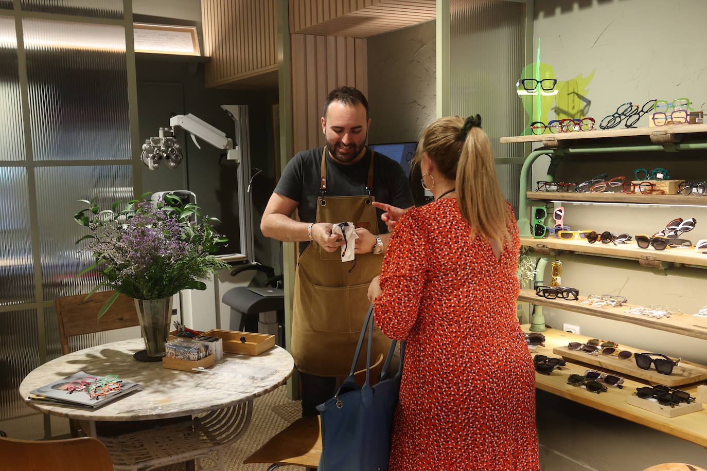 Boutique parece, óptica es: el matrimonio que ha abierto una tienda de gafas de diseño en Bilbao