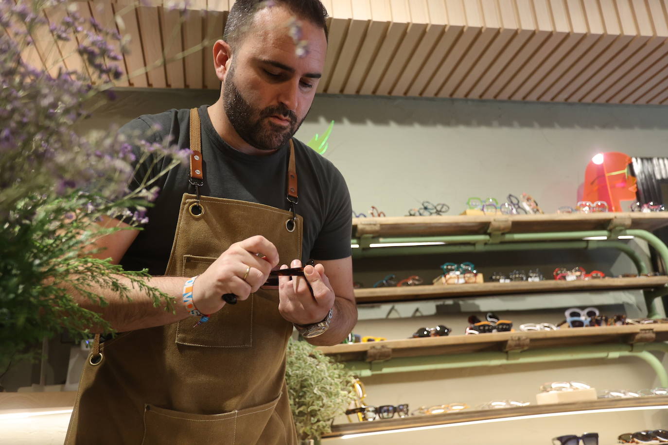 Boutique parece, óptica es: el matrimonio que ha abierto una tienda de gafas de diseño en Bilbao