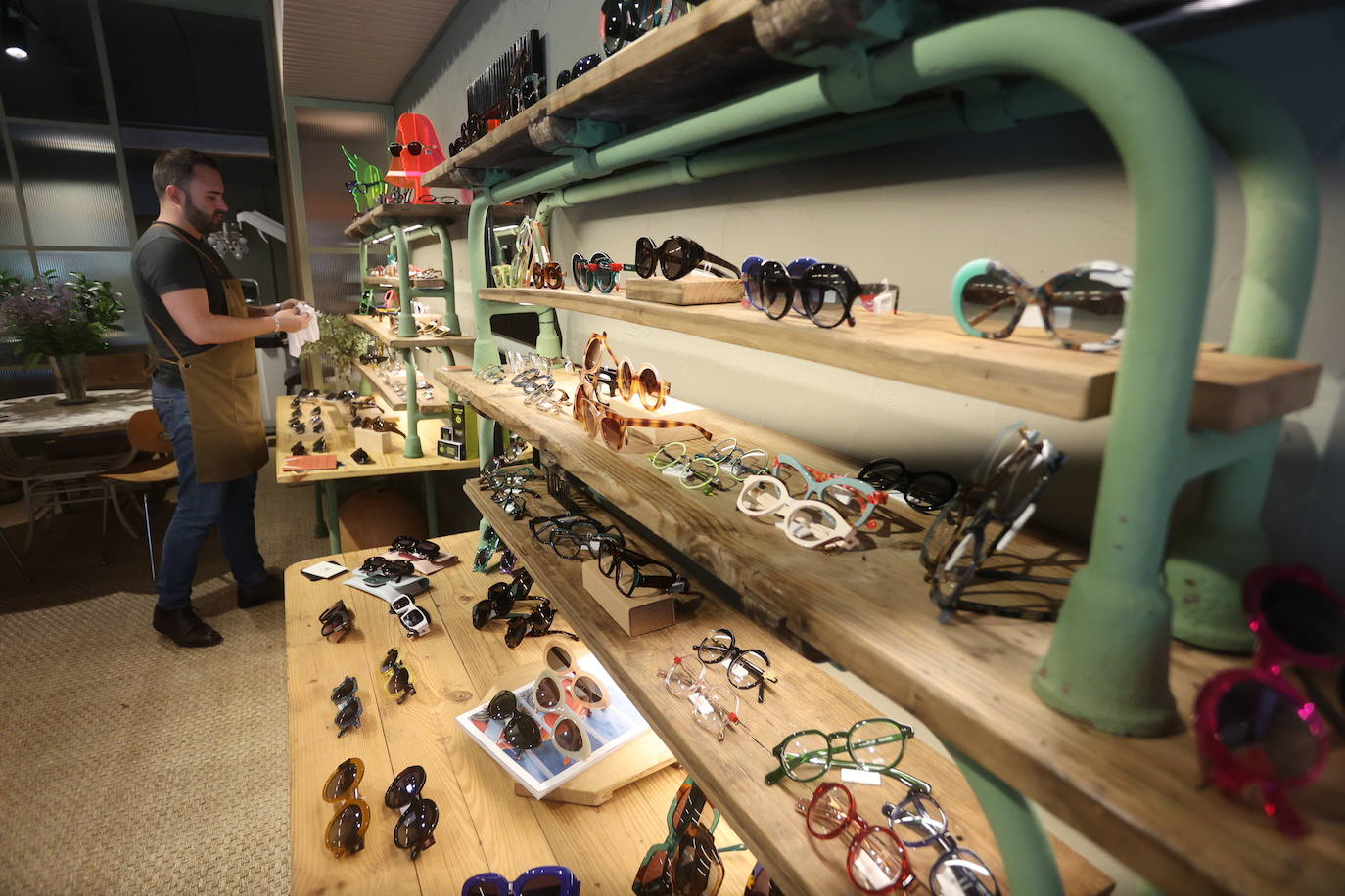 Boutique parece, óptica es: el matrimonio que ha abierto una tienda de gafas de diseño en Bilbao