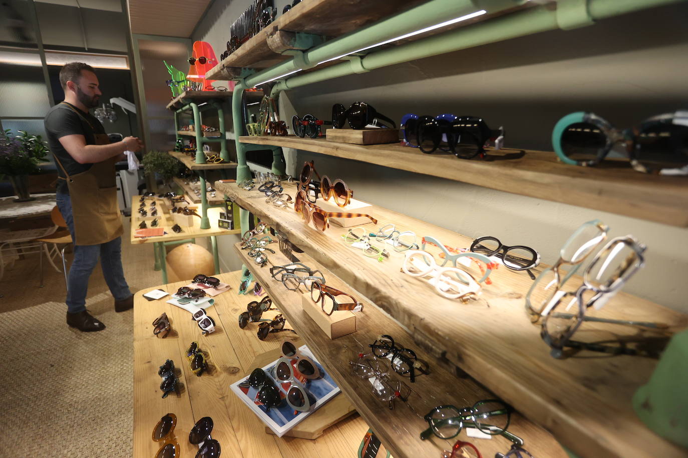 Boutique parece, óptica es: el matrimonio que ha abierto una tienda de gafas de diseño en Bilbao