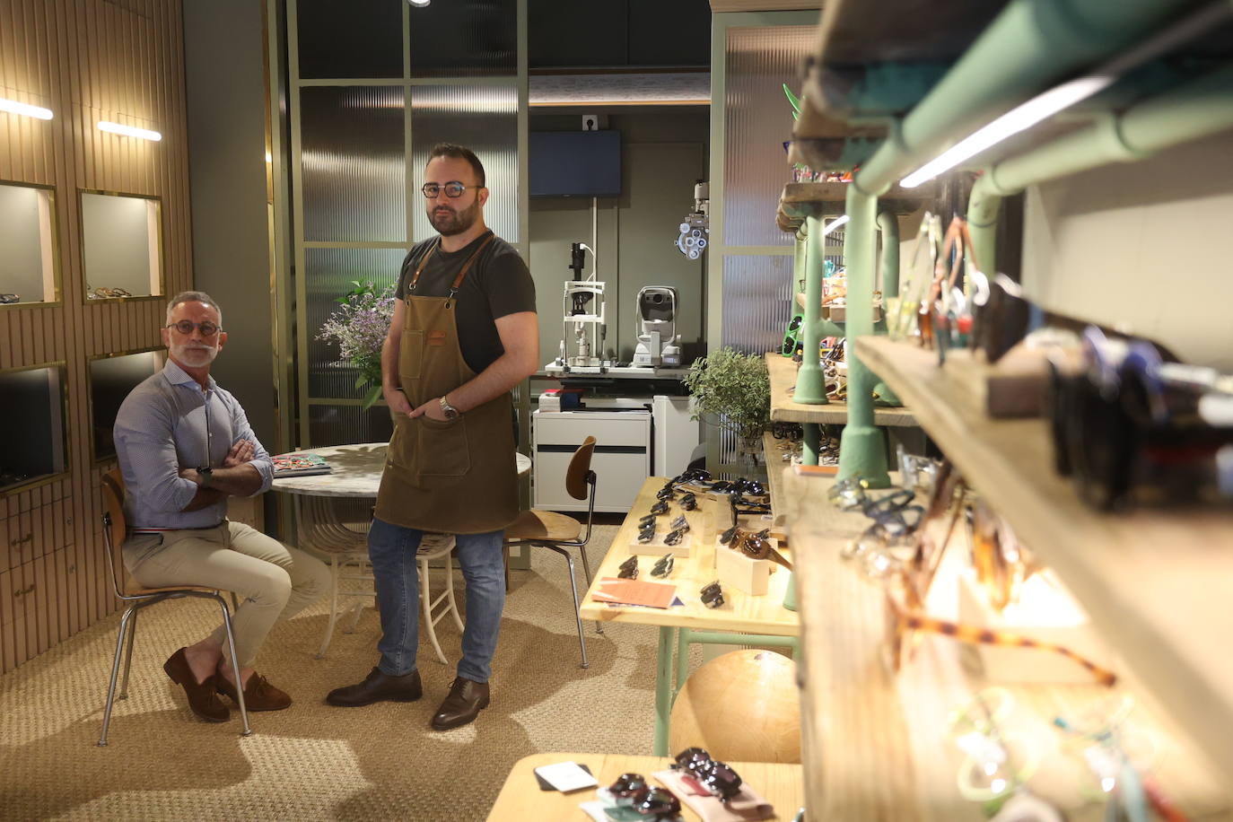 Boutique parece, óptica es: el matrimonio que ha abierto una tienda de gafas de diseño en Bilbao