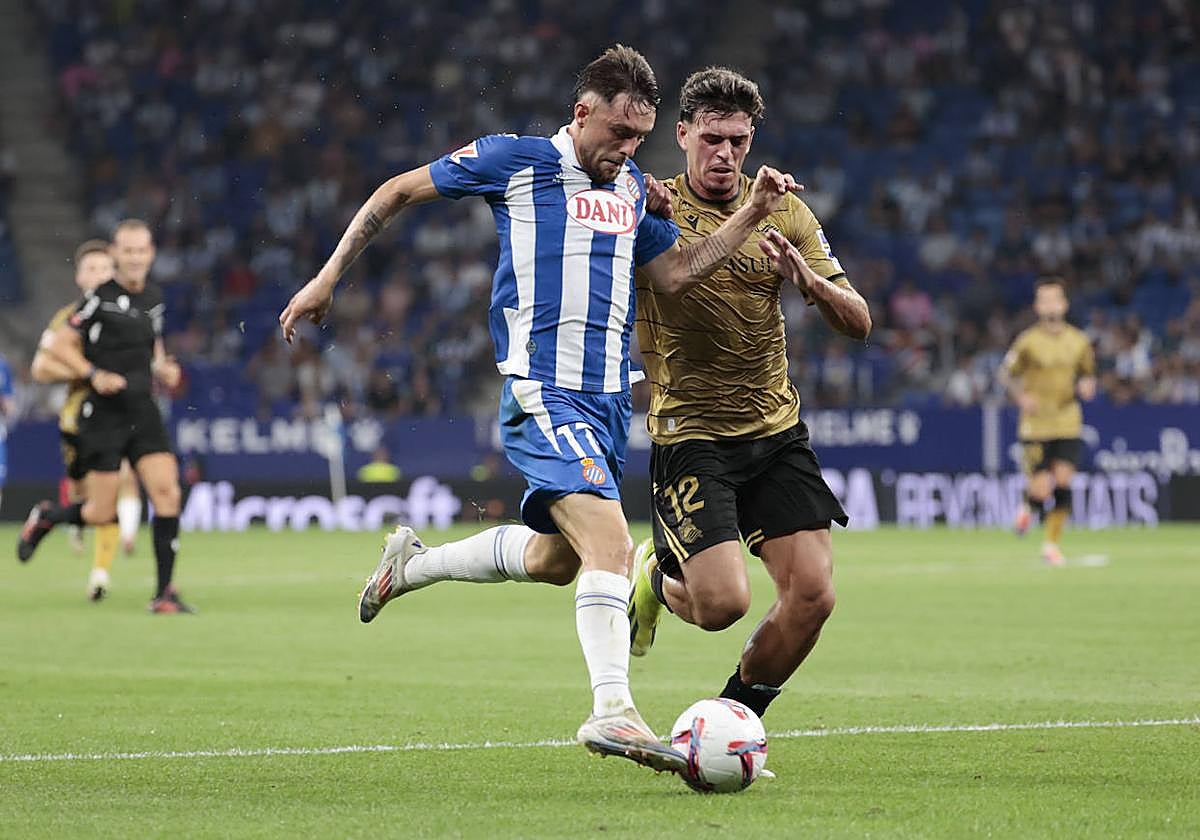 Javi López persigue al jugador del Espanyol Jofre.