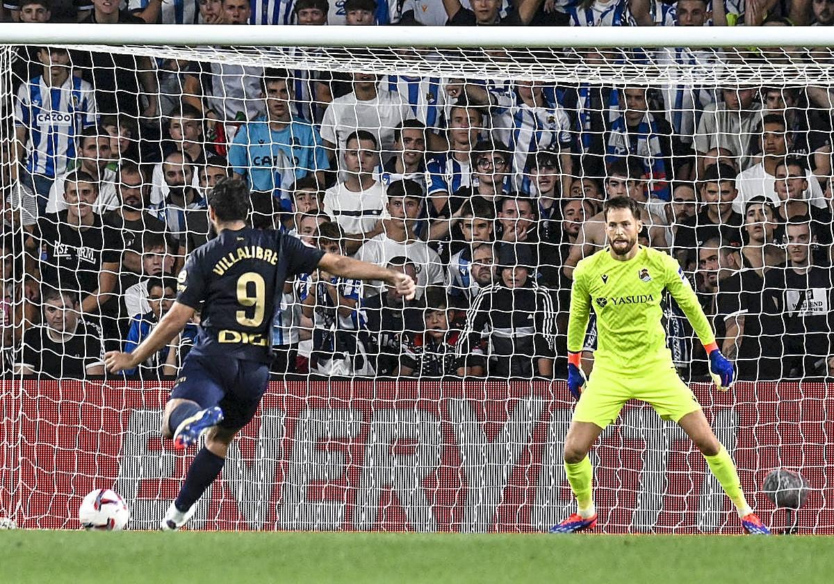 Villalibre dispara el penalti que supuesto el 1-1 para el Alavés ante la Real Sociedad.