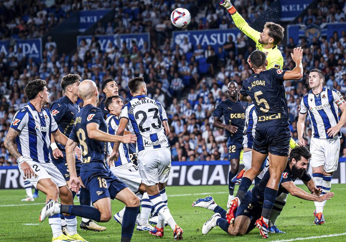 Remiro despeja un balón en su área.