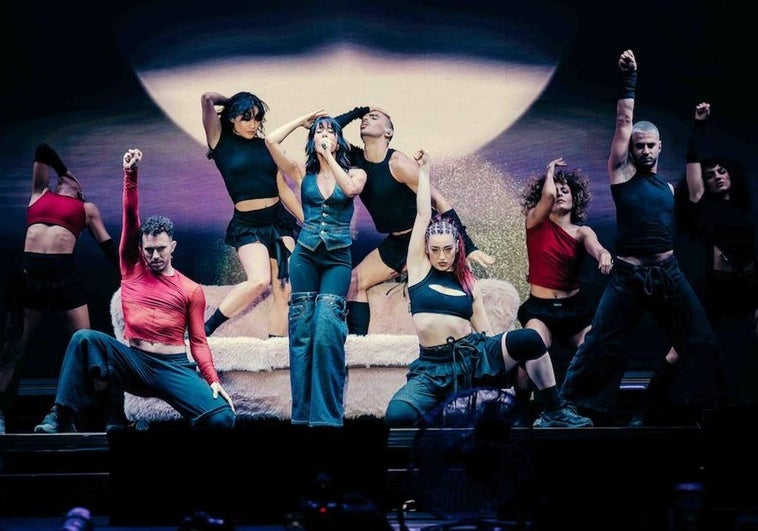 Aitana junto a Laura Gogeaskoetxea durante un concierto