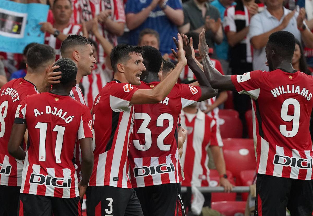 Los jugadores celebran el gol de la victoria de Beñat Prados.