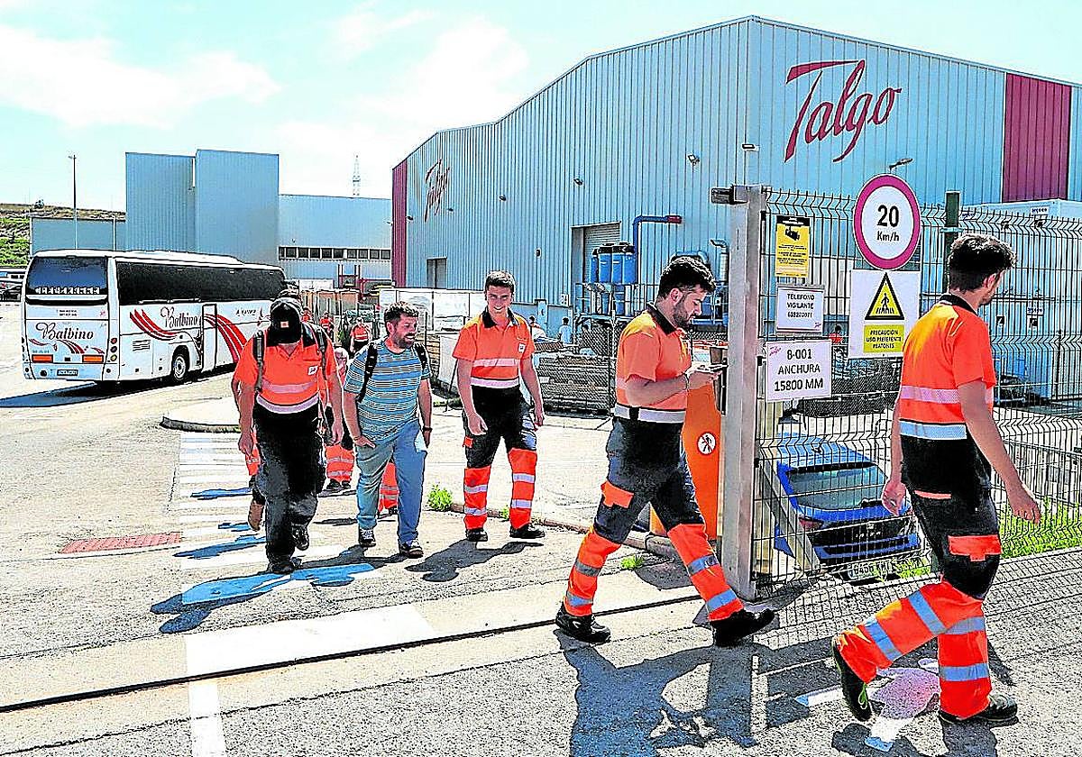 Trabajadores salen de la factoría de Talgo en la localidad alavesa de Rivabellosa.