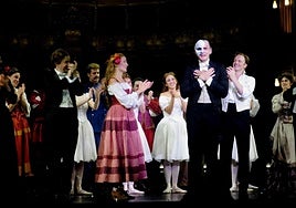 Judith Tobella vestida de carmesí y Manu Pilas con la máscara en los saludos del martes