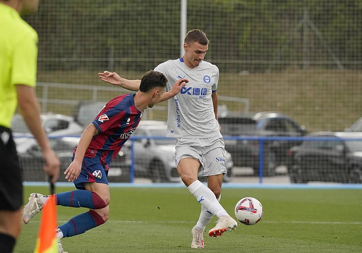 Maras golpea el balón durante el amistoso ante el Huesca de la pretemporada albiazul.