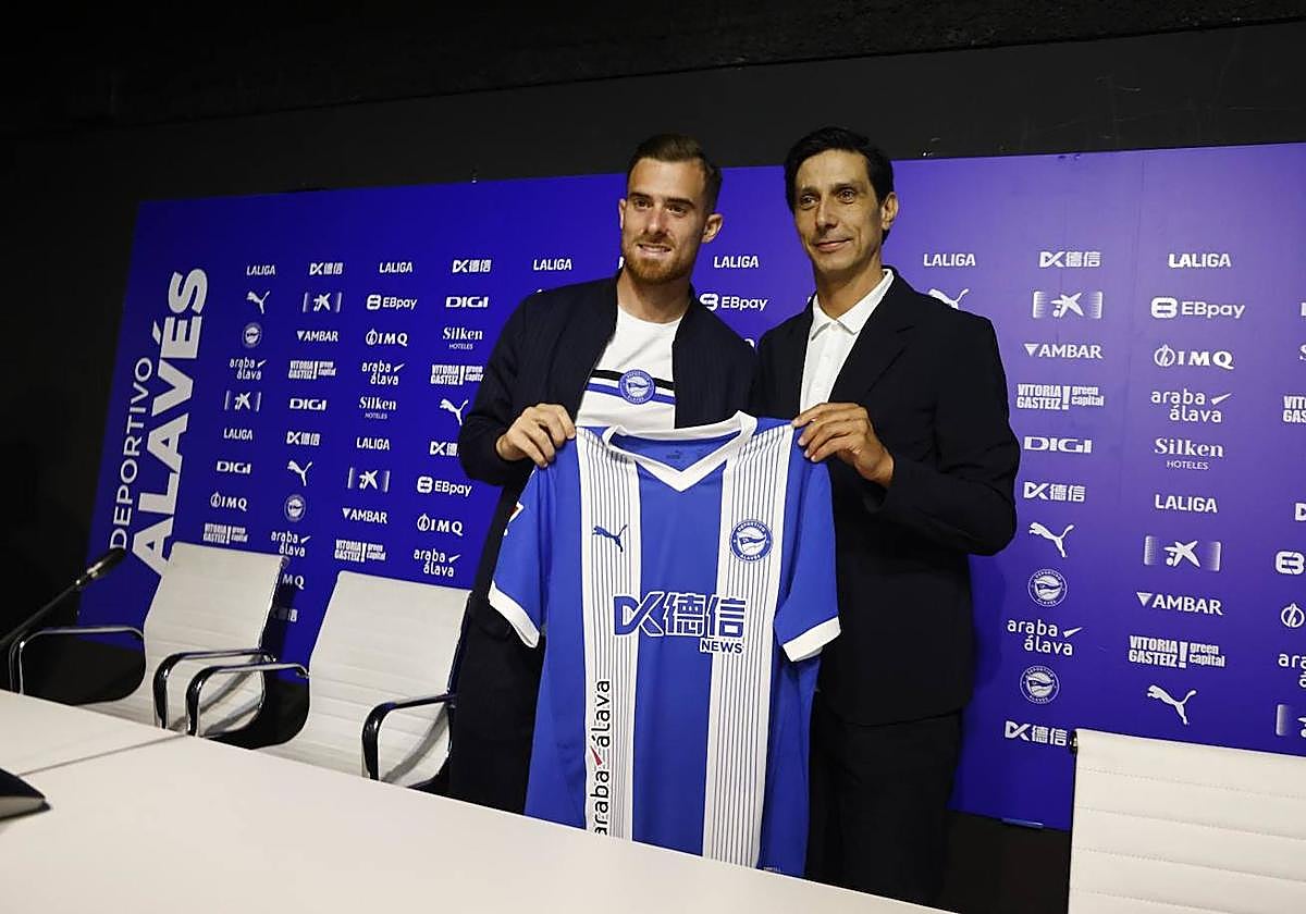 Toni Martínez posa con Sergio Fernández durante su presentación.