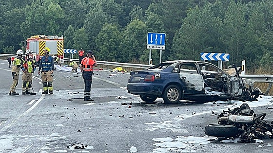 Dos fallecidos al colisionar un coche y una moto en la carretera de subida a Azáceta