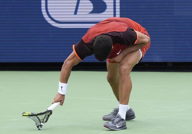 Alcaraz destroza la raqueta en su estreno en el Masters 1000 de Cincinnati.