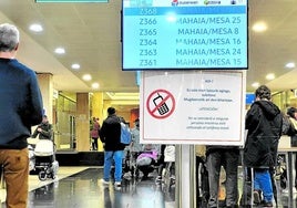 Ciudadanos esperan su turno en las oficinas del Gobierno vasco en Bilbao.