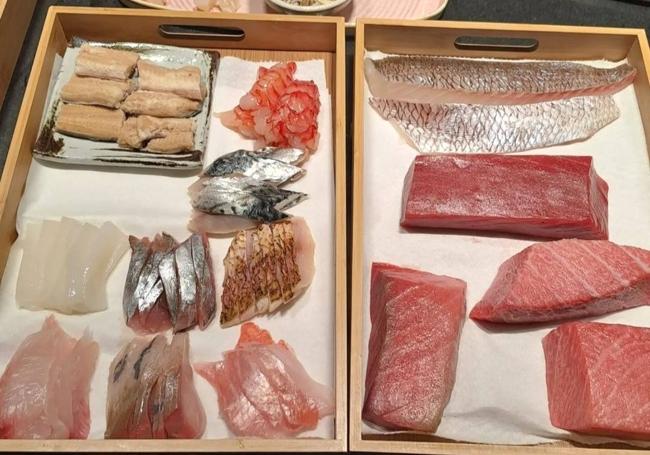 Cortes de pescado en Hakkoku, a la derecha, atún rojo de 300 € el kilo.