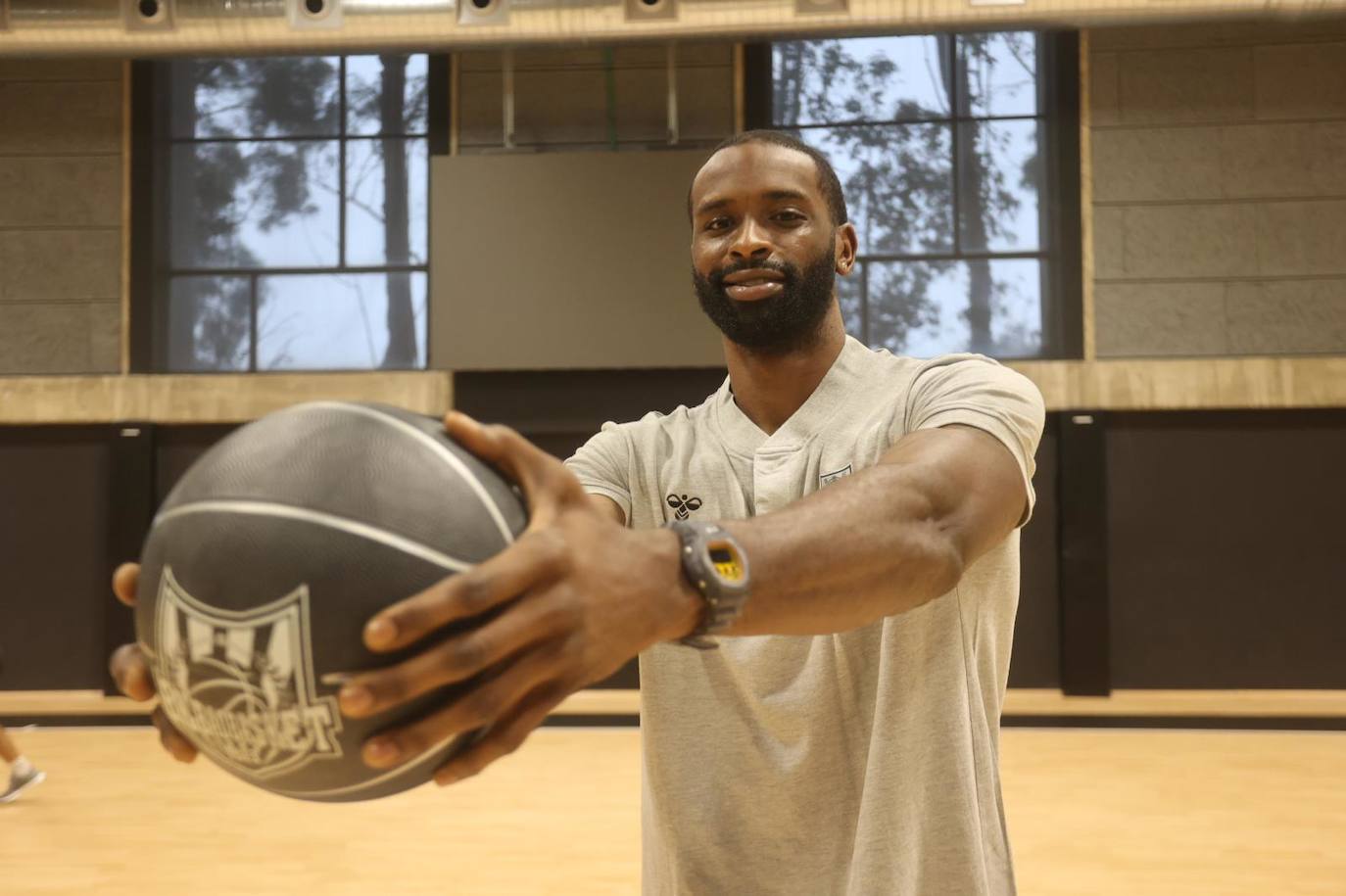 Marvin Jones sostiene un balón en el polideportivo de Artxanda.