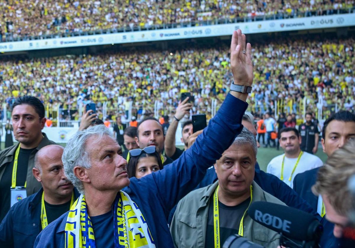 José Mourinho llenó el Sukru Saracoglu Stadium en su presentación el pasado 2 de junio.